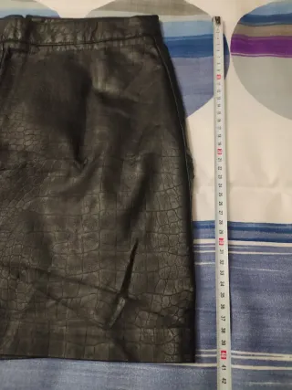 Falda efecto piel negra