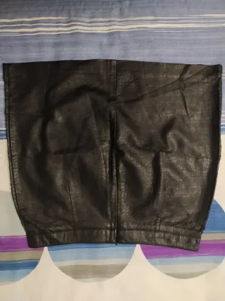 Falda efecto piel negra