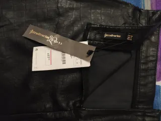 Falda efecto piel negra