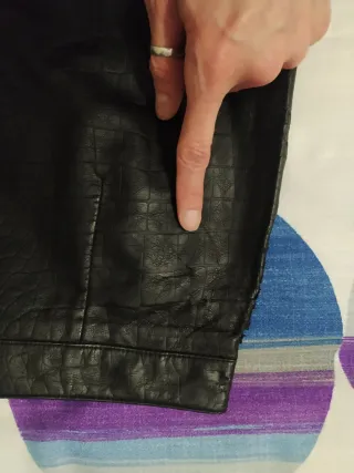 Falda efecto piel negra