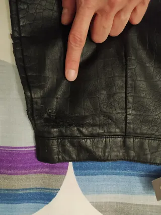 Falda efecto piel negra