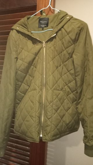 Cazadora acolchada Zara verde. Chica.