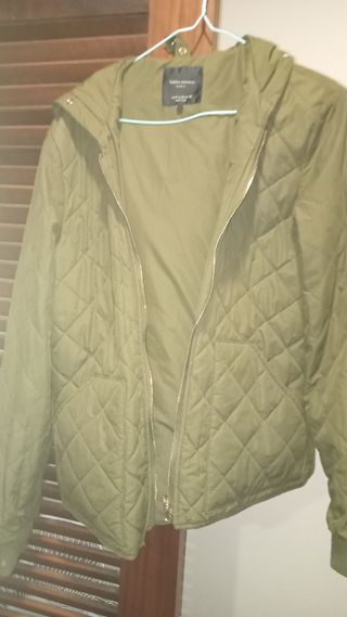Cazadora acolchada Zara verde. Chica.