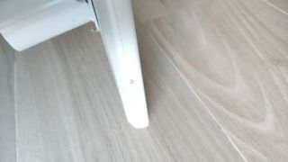 Mesa escritorio blanca con patas de madera