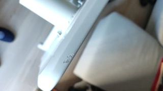 Mesa escritorio blanca con patas de madera