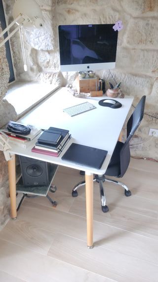Mesa escritorio blanca con patas de madera