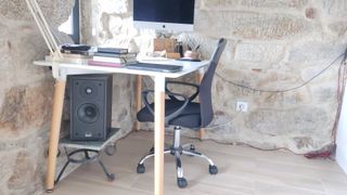 Mesa escritorio blanca con patas de madera