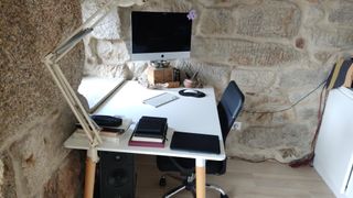 Mesa escritorio blanca con patas de madera