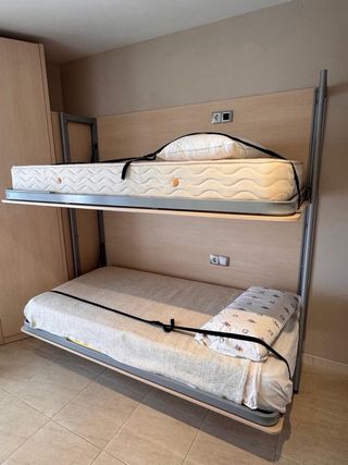 Litera abatible 90x180cm + colchónes incluidos.