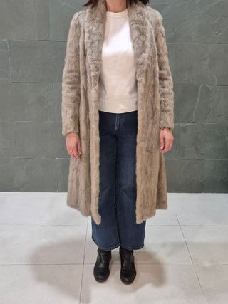 Abrigo de piel largo beige y marrón