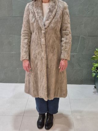Abrigo de piel largo beige y marrón