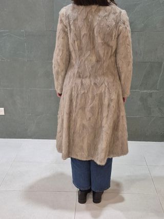 Abrigo de piel largo beige y marrón