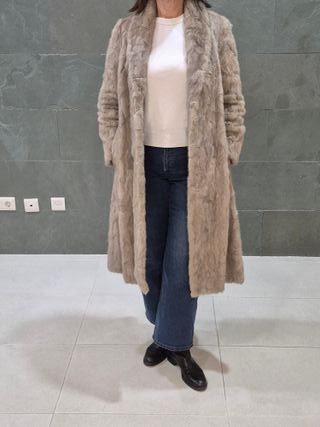 Abrigo de piel largo beige y marrón