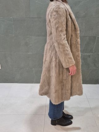 Abrigo de piel largo beige y marrón