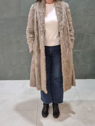 Abrigo de piel largo beige y marrón