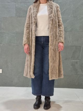 Abrigo de piel largo beige y marrón