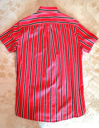 Camicia a righe rosse e nere