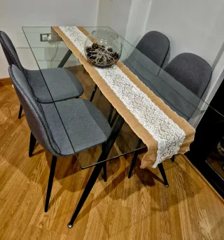 Mesa Comedor Cristal y 4 Sillas Tapizadas