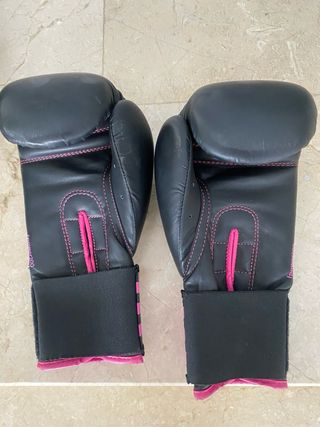Guantes de boxeo Adidas negros y rosas