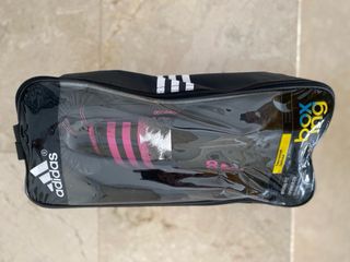 Guantes de boxeo Adidas negros y rosas