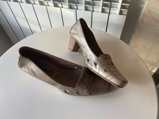 Zapatos de piel Pitillos tonos plateados, talla 38