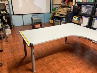 Mesa esquinera blanca patas regulables