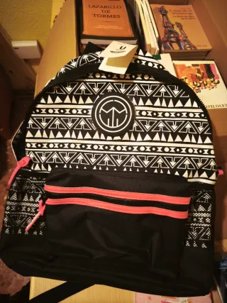 Mochila negra con estampado geométrico