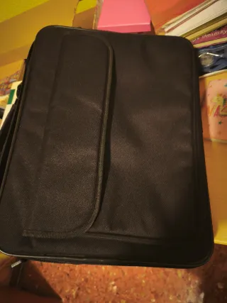 Mochila negra con estampado geométrico