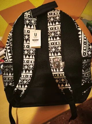 Mochila negra con estampado geométrico
