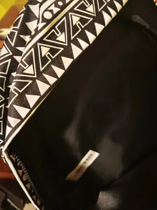 Mochila negra con estampado geométrico