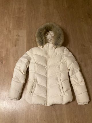 Abrigo de plumas blanco con capucha