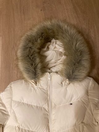 Abrigo de plumas blanco con capucha
