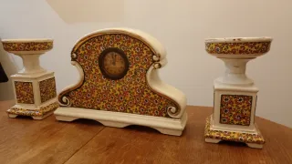 Reloj antiguo y 2 jarrones florales