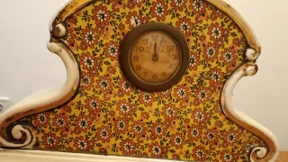 Reloj antiguo y 2 jarrones florales