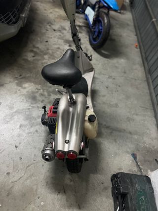 Patinete de gasolina plateado