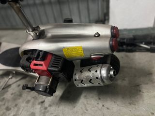 Patinete de gasolina plateado