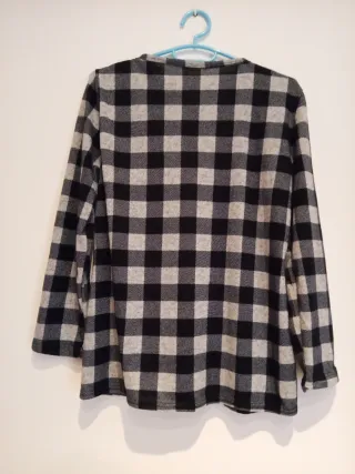 Blusa cuadros blanco, gris negro Talla mediana