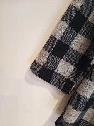 Blusa cuadros blanco, gris negro Talla mediana