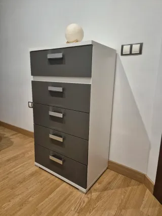 Cómoda 5 cajones gris y blanco