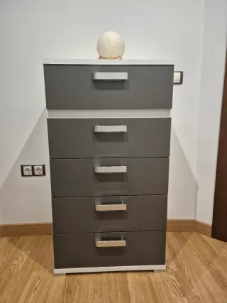 Cómoda 5 cajones gris y blanco
