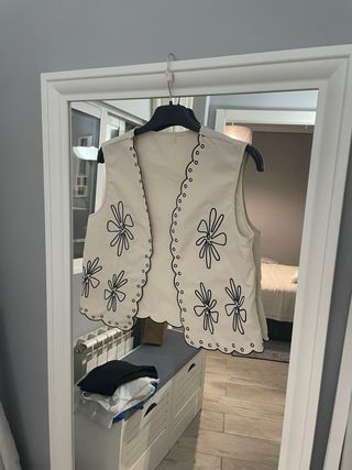 Chaleco beige mujer flores bordadas y otro blanco