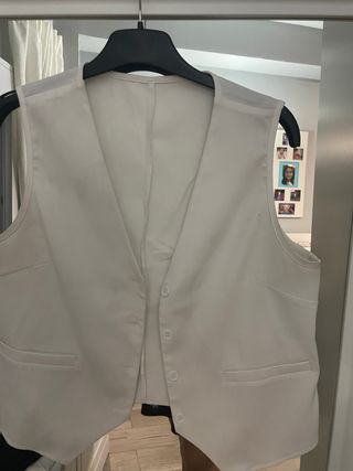 Chaleco beige mujer flores bordadas y otro blanco