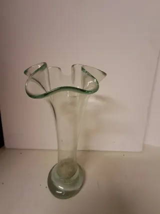 Jarrón de cristal transparente con borde verde