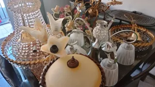 Lámparas doradas y rosas de cristal y metal