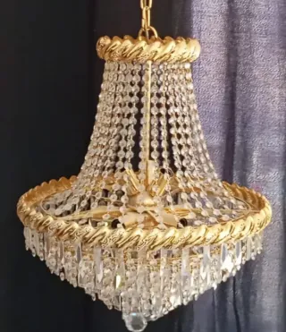 Lámparas doradas y rosas de cristal y metal