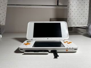 Nintendo 2DS XL Arancione e Bianca + Giochi