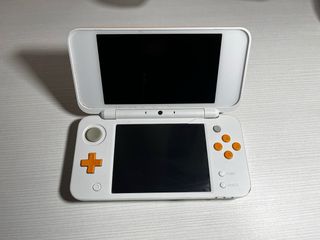 Nintendo 2DS XL Arancione e Bianca + Giochi