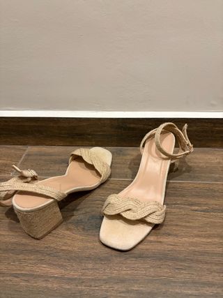 Sandalias Beige Tacón
