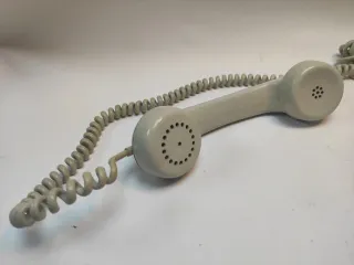 Teléfono antiguo gris