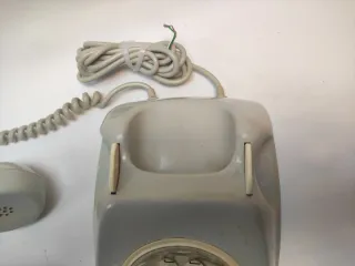 Teléfono antiguo gris